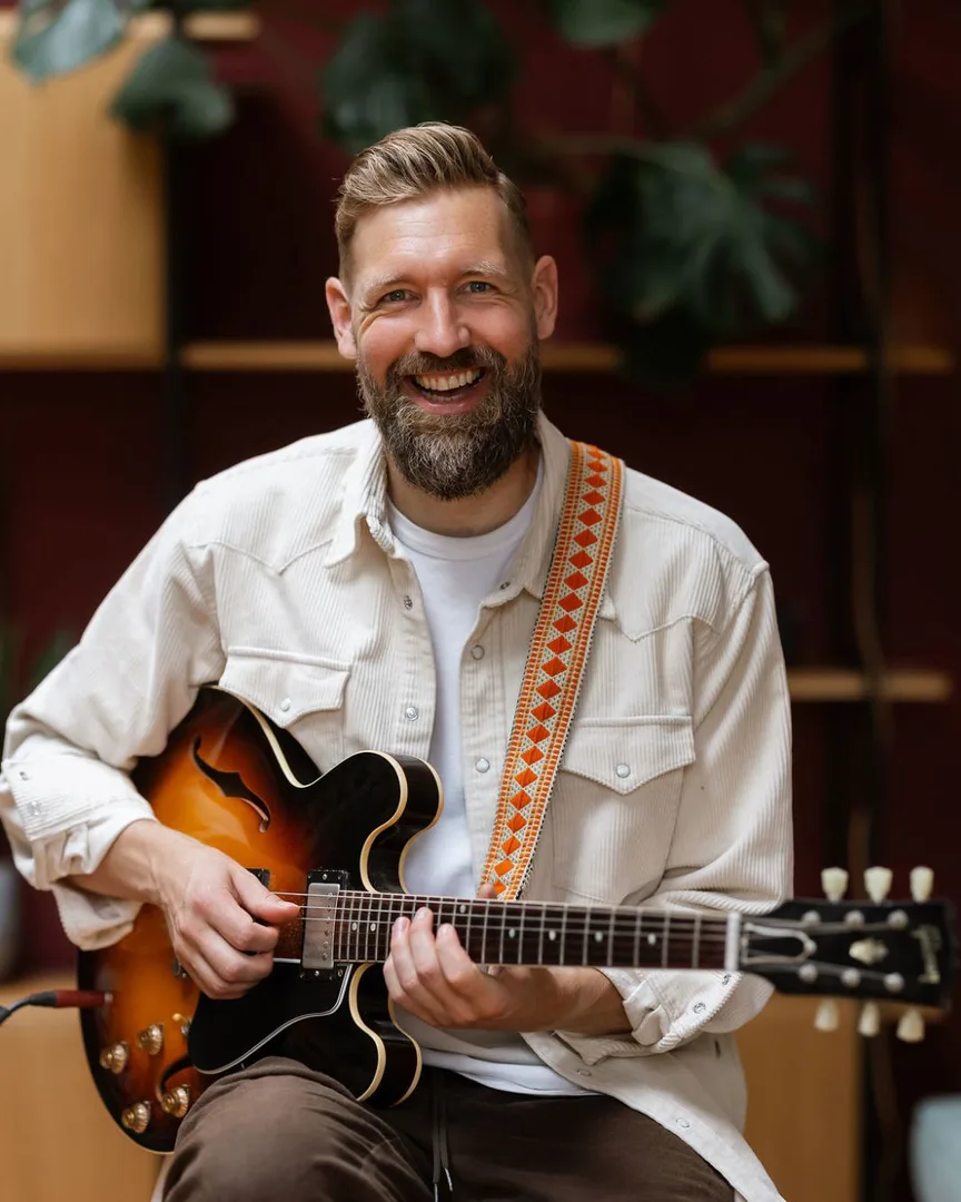 Paul Davids with his guitar
